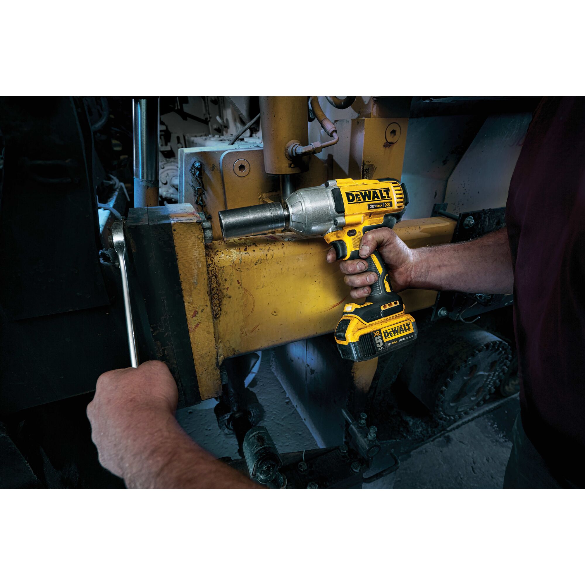 Dewalt dcf899 18v xr brushless high outlet torque impact wrench 2 x 5.0 ah