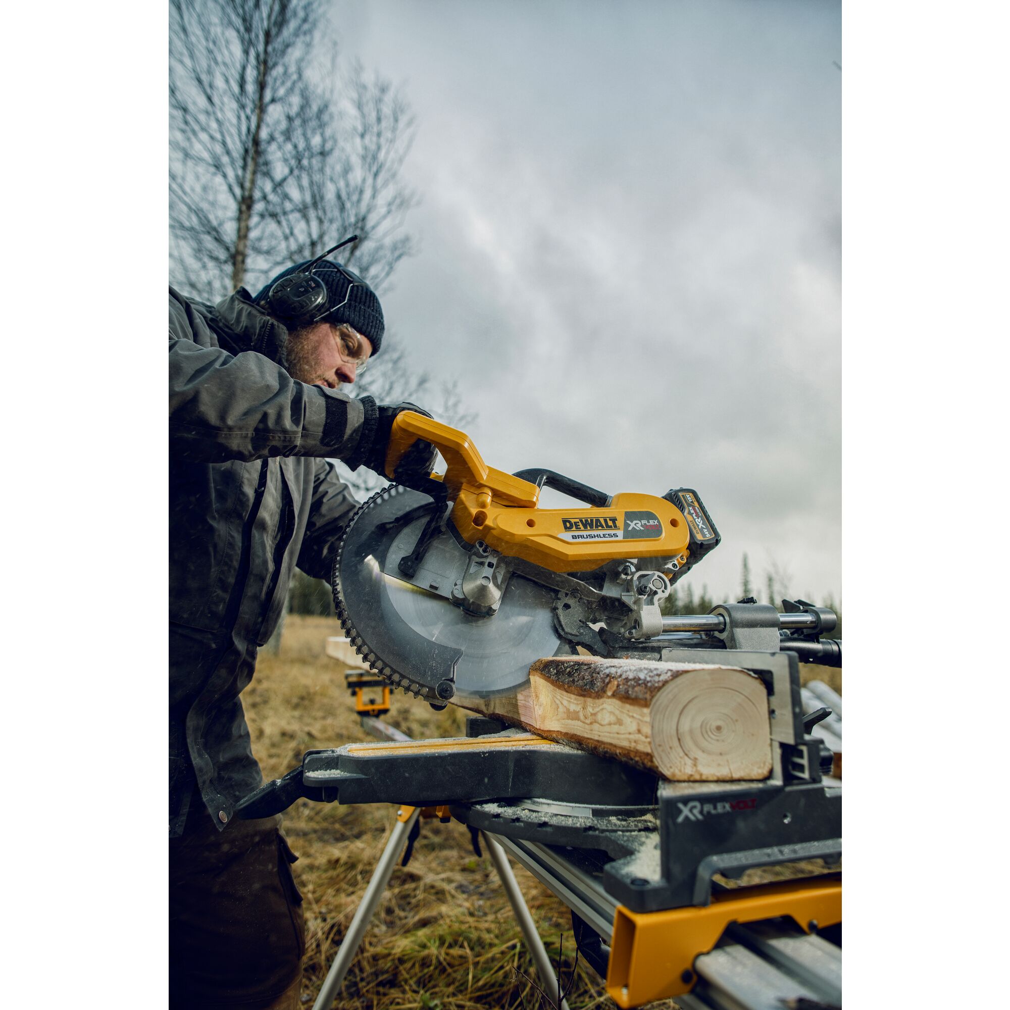 Dewalt 305mm mitre on sale saw flexvolt